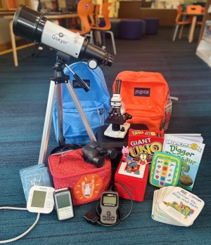 Collection of equipment: telescope, microscope, toniebox, blood pressure cuff, radon detector, wonderbook
